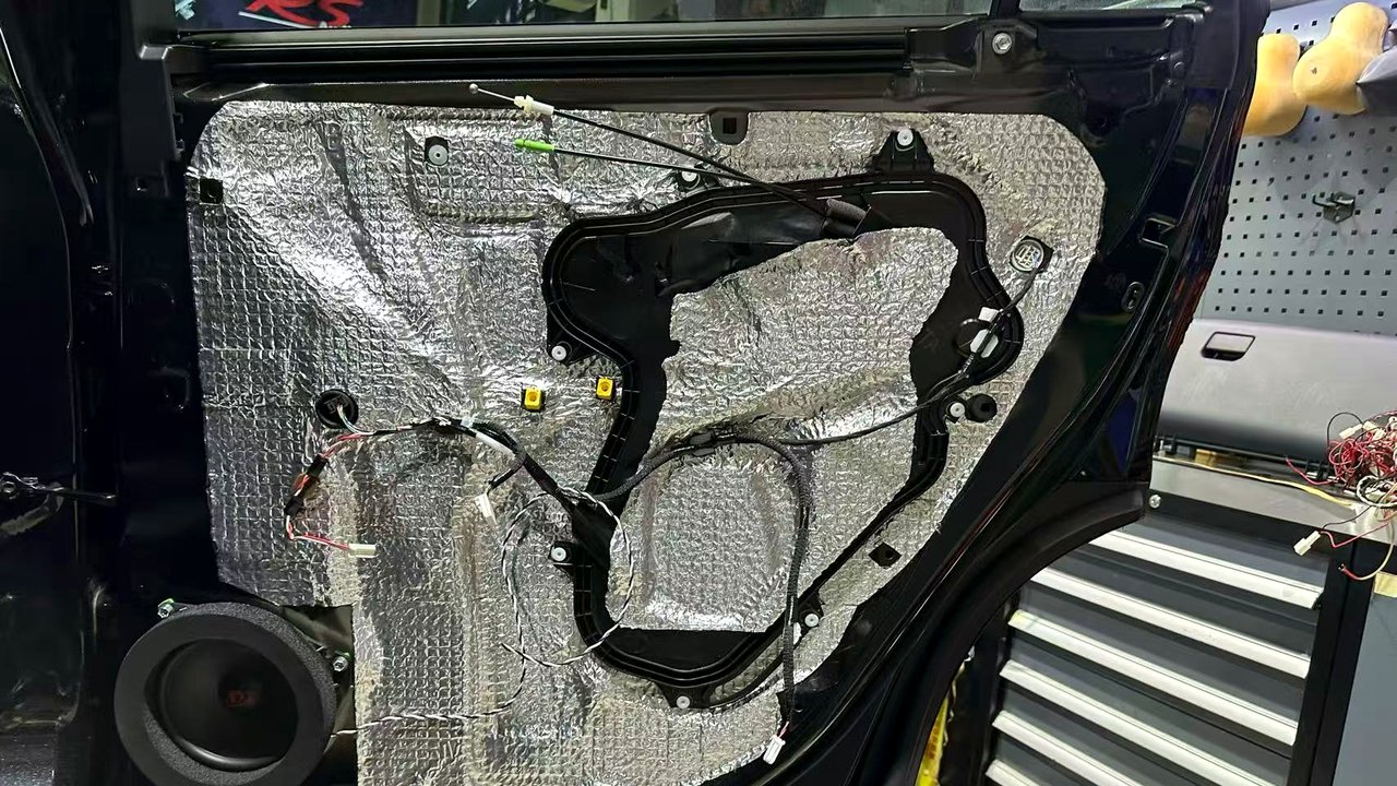 丰田赛那低音系统尾箱安装检查