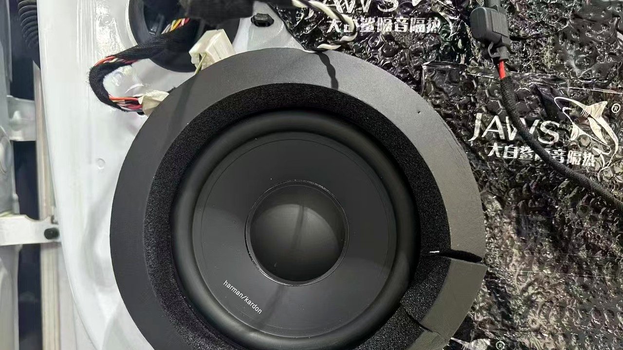 奔驰汽车音响升级案例:奔驰V260商务改装相关的湛江汽车音响改装实拍封面