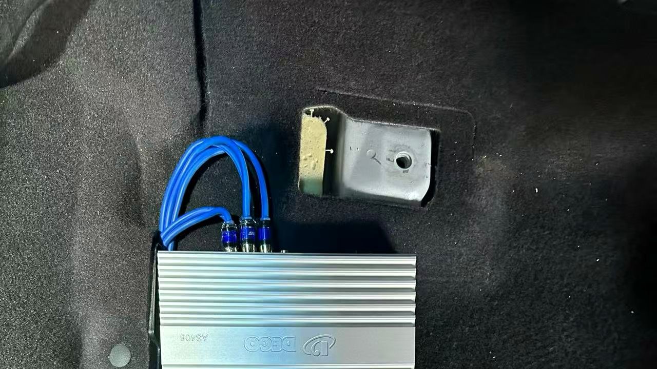 奔驰汽车音响升级案例：法国劲浪音响，奔驰R级我们的改装方式相关的湛江汽车音响改装实拍封面