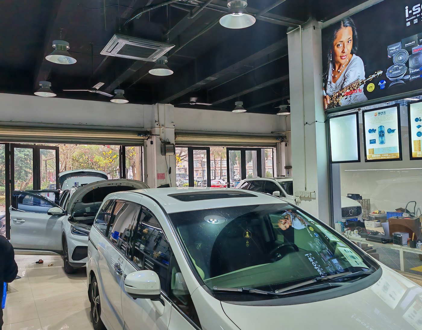 汽车音响改装门店门头实拍，展示整洁规范的接待区和施工车间