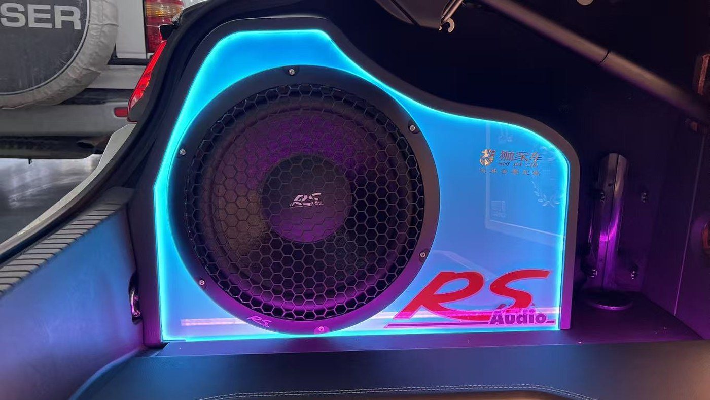 汽车尾箱低音箱安装位置和固定检查